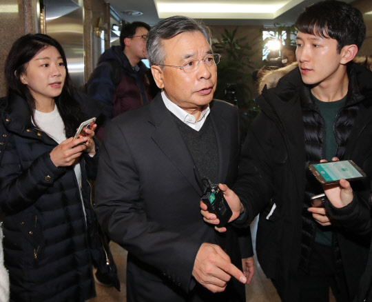 주말에도 출근하는 박영수 특별검사       (서울=연합뉴스) 김도훈 기자 = '최순실 국정농단 의혹'을 수사할 박영수 특별검사가 3일 오전 서울 서초구 변호사 사무실로 출근하며 기자들에게 브리핑 일정을 밝히고 있다. 2016.12.3      superdoo82@yna.co.kr  (끝)